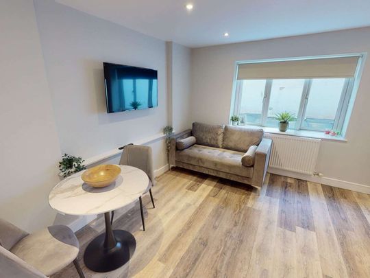 Flat 14, 58 Whiteladies Road Room 2 - Photo 1