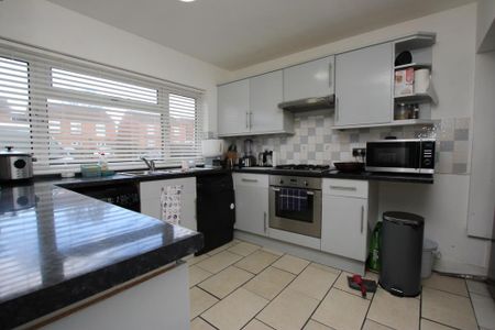 1 bedroom in a house share to rent - Photo 3