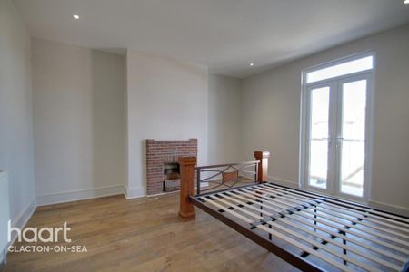 4 bedroom detached house to rent - Photo 4