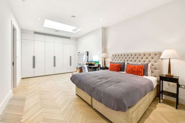 A semi-detached family house with 40 ft garden close to Westbourne Grove - Photo 1