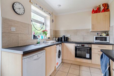 4 bedroom semi-detached house to rent - Photo 5