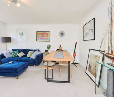 A fantastic bright third floor apartment to rent on Elgin Avenue mo... - Photo 4