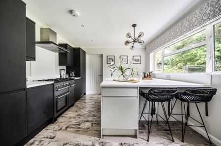 4 bedroom detached house to rent - Photo 2