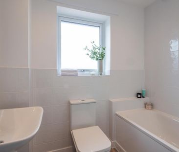 3 bedroom end of terrace house to rent - Photo 4