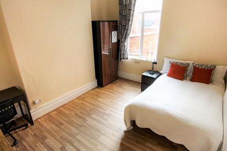 8 bedroom terraced house to rent - Photo 5