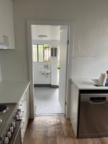 Charming 2-Bedroom House in the Heart of Erskineville - Photo 5