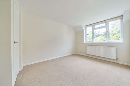 A beautifully presented semi-detached cottage, with a generous rear garden and parking. - Photo 4