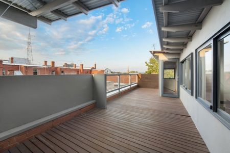 Trendy Central Warehouse Apartment - Photo 3