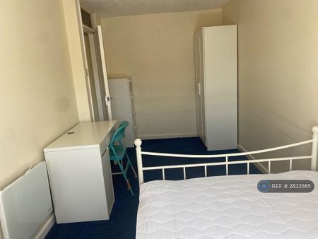 3 bedroom flat to rent - Photo 3