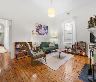 Charming Furnished 2-Bedroom Character Cottage - Photo 2