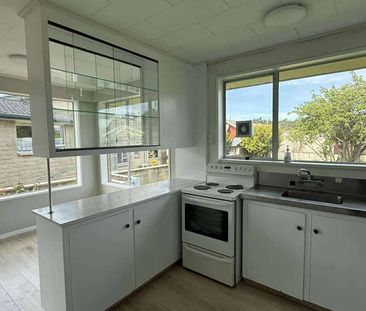 Tidy Townhouse with Internal Access - Photo 4