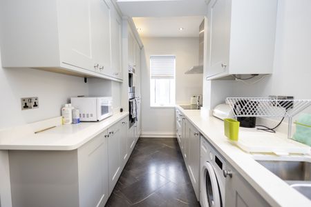2 bed flat to rent in Alton Road, BH14 - Photo 2