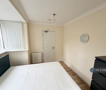 4 bedroom end of terrace house to rent - Photo 6