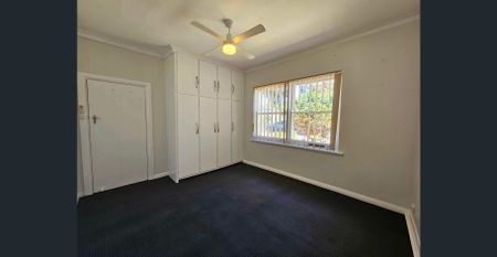 **SHORT TERM RENTAL** 3 BEDROOM HOUSE WITH A/C - Photo 4