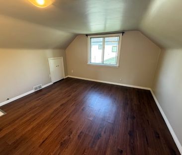 🌟 Cozy 600 sq ft Upper Floor Mezzanine Suite Near NAIT - Photo 1