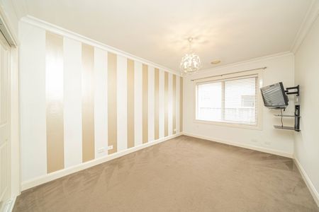 Contemporary Family Home in the Heart of Berwick - Available now - Photo 5