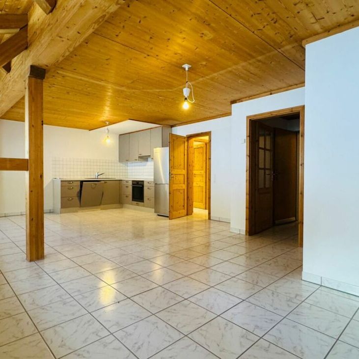 Helle 3.5-Zimmer Maisonette Wohnung auf zwei Etagen mit 2 Bädern und Parkplatz - Photo 1