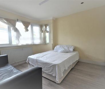 4 bedroom flat to rent - Photo 4