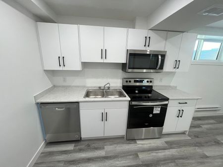 2 Bedroom Lower Unit in Kensington - Photo 5