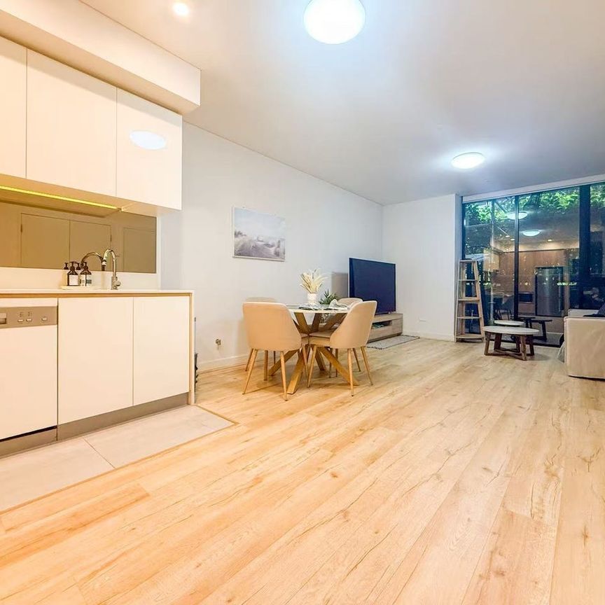 Furnished Modern One-Bedroom Apartment with Resort-Style Facilities in Wentworth Point - Photo 1