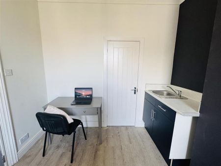 1 bedroom in a house share to rent - Photo 2