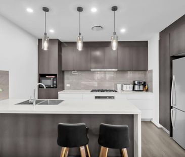 Modern 5-bedroom townhouse with solar-powered living. - Photo 6