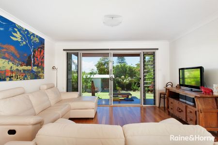 Style and location - A great home to relax or entertain - Photo 2