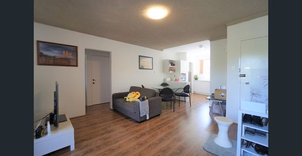 Renovated two bedroom unit walking To University, Shopping Centre, Metro and Buses - Photo 1