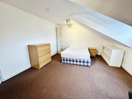 1 bedroom in a house share to rent - Photo 2