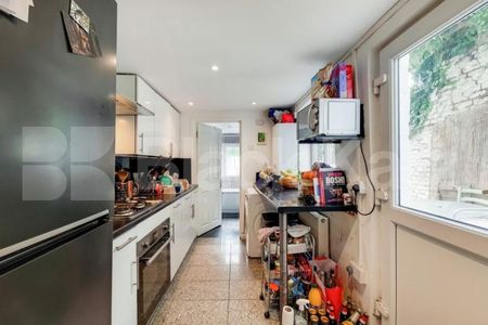 3 bedroom house close to zone 2 station with easy access to central London - Photo 5