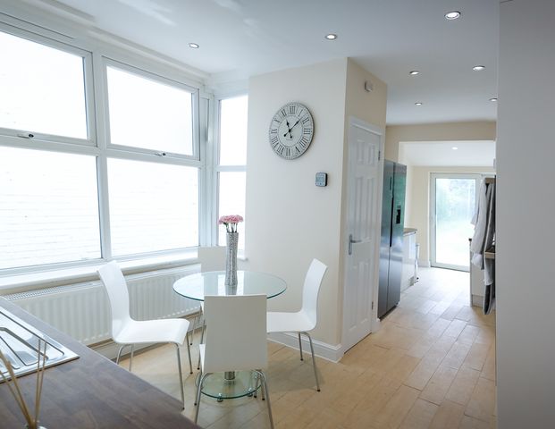 More Heart Than The Average House Share Room 5 - Photo 1