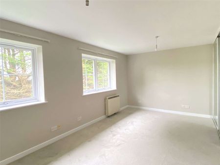A contemporary apartment forming part of a modern development set in vibrant Crawley. - Photo 3