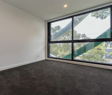 Perfect One Bedroom with Large Balcony and Carpark! - Photo 4