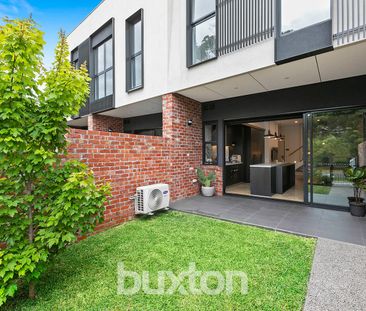 Stunning, Executive 2 Bedroom, 2 Bathroom Townhouse! - Photo 3