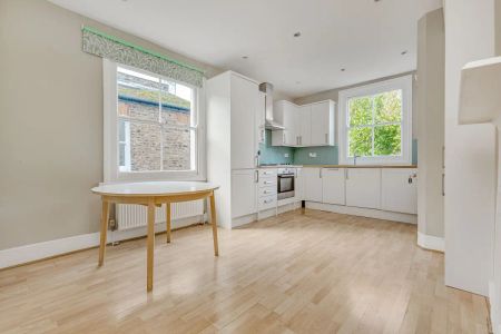 3 bedroom maisonette in Fulham - Photo 2