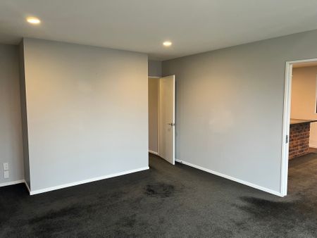 Spacious 3 Bedroom Home - Photo 4