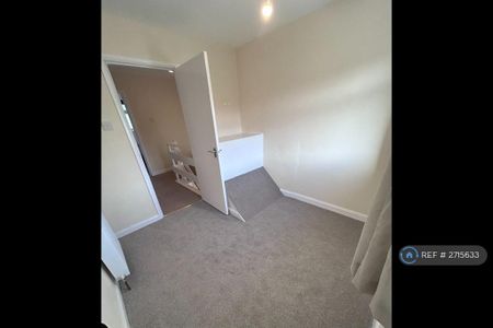 3 bedroom semi-detached house to rent - Photo 3