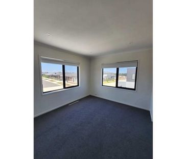 Near New 3 Bedroom Townhouse - Photo 3