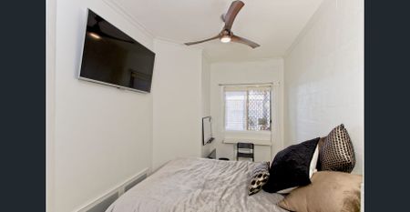 Fully Furnished - 1 Bedroom Unit - Inner City Living! - Photo 2