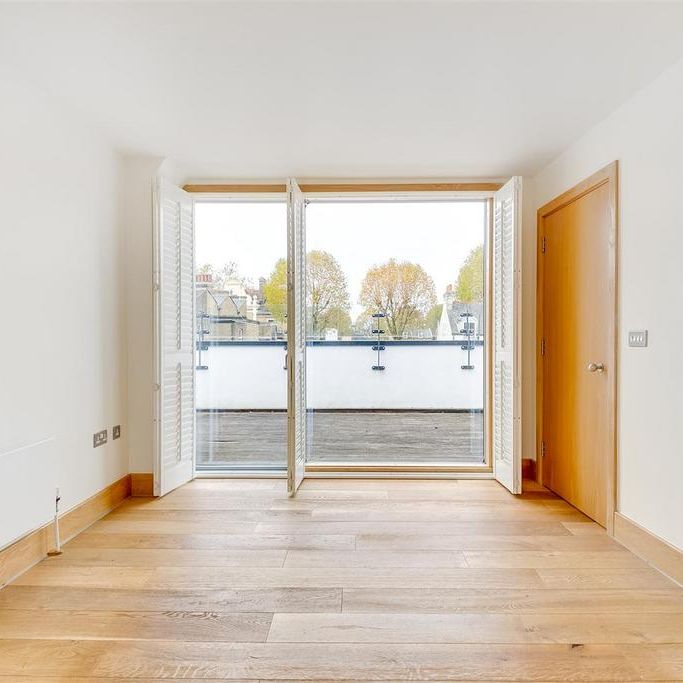 4 bedroom mews to rent - Photo 1