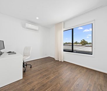 Modern Double Storey Townhouse in Sought-After Waterlea Estate - Photo 5