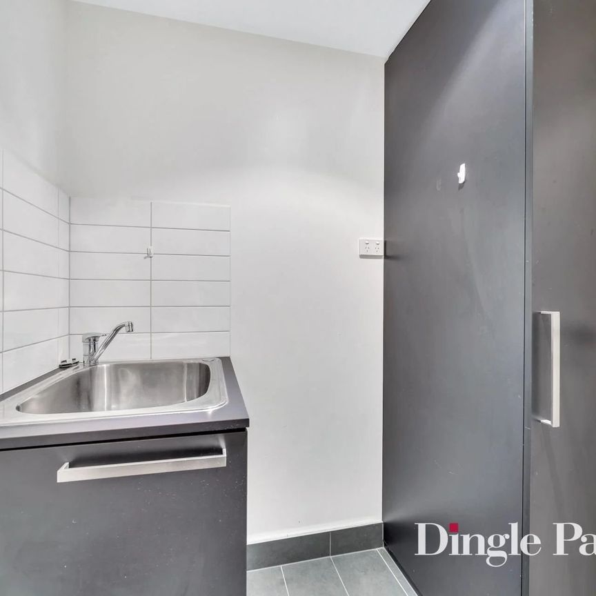 Beautifully Presented One-Bedroom Apartment with City Views - Photo 1