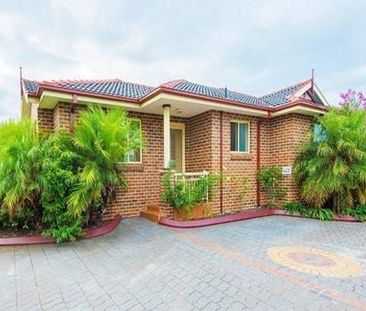 WELL MAINTAINED THREE BEDROOM VILLA - Photo 2