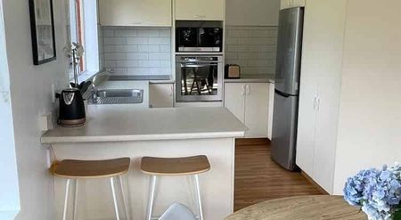 Fully Furnished, Newly Renovated 3 Bedroom - Photo 2