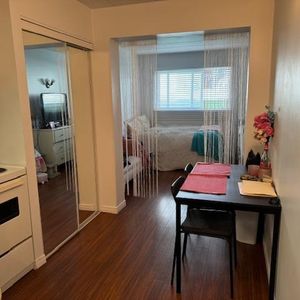 CHARMANT 2 1/2 rénové - piscines - gym - LIBRE - Photo 2