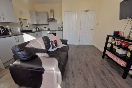 2 bedroom Flat in Otley Road, Leeds - Photo 4