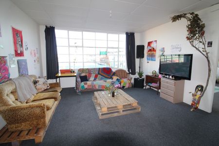 Awesome 6 Bedroom Central City Crash Pad for 2026 - Photo 2