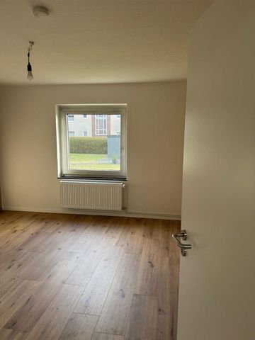Erstbezug nach vollständiger Renovierung, moderne und bezugsfertige Wohnung - Photo 2