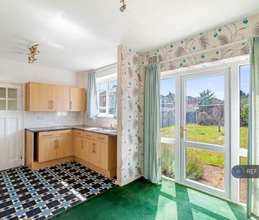 3 bedroom semi-detached house to rent - Photo 2