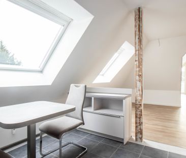 Top renovierte 3,5 Zimmer Dachgeschosswohnung mit Balkon und Einbau... - Foto 3